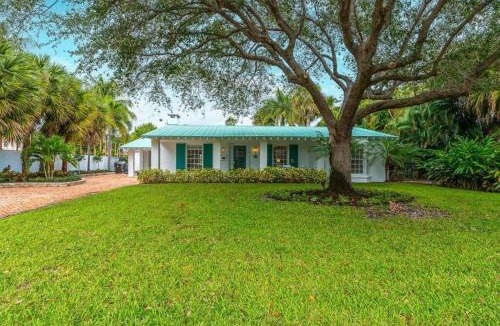 Southside Apartment | Intracoastal Paradise Walking Distance to Beach!