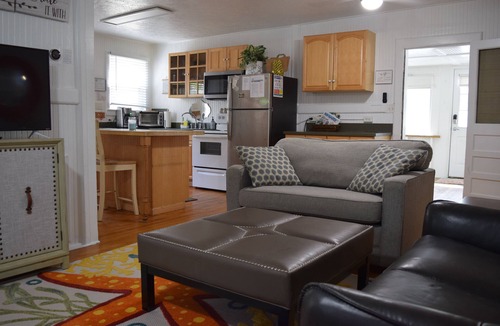 Folly Beach House | Island Center~minutes to both beach & town~Free ample parking~King Bed~Spacious!