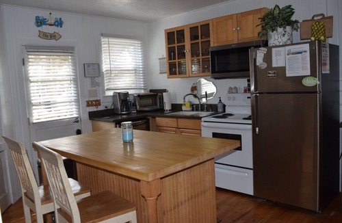 Folly Beach House | Island Center~minutes to both beach & town~Free ample parking~King Bed~Spacious!