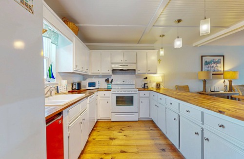 Silver Cay House | Island Gem on the Water W/Private Dock, Large Deck, Gas Grill & WiFi - Dogs OK
