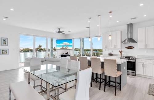 Marathon House | Island getaway with panoramic view, pool, spa, beach and rooftop access!