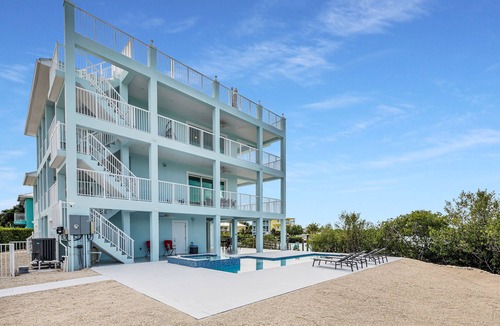 Marathon House | Island getaway with panoramic view, pool, spa, beach and rooftop access!