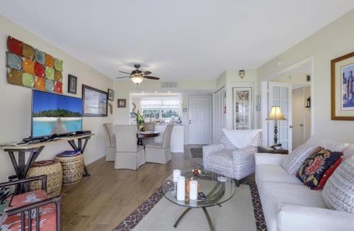 Marco Island House | Island-style condo with pool, spa and steps to beach