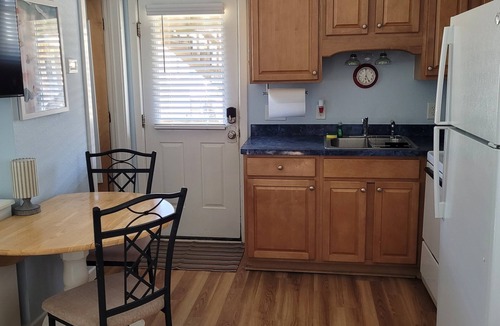 Hatteras Cottage | Island Time is an enchanting oceanfront cottage perfect for couples