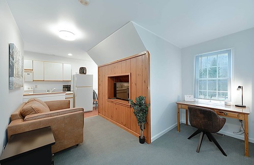 Covington Apartment | Jackson River Estate Studio Apartment on the River