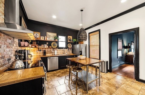 Eastwood House | Jacuzzi-Great Reviews-Mins 2 Dwnt Town-Art Vibe!