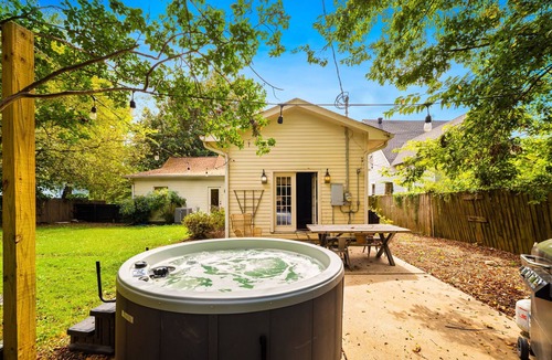 Eastwood House | Jacuzzi-Great Reviews-Mins 2 Dwnt Town-Art Vibe!