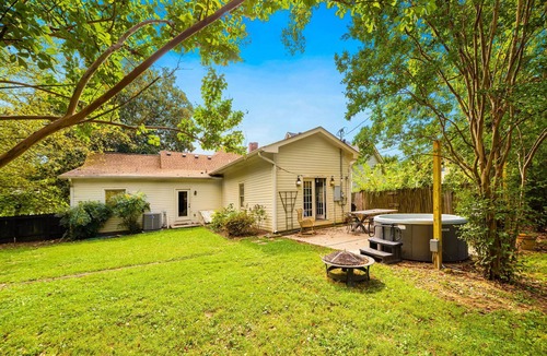 Eastwood House | Jacuzzi-Great Reviews-Mins 2 Dwnt Town-Art Vibe!