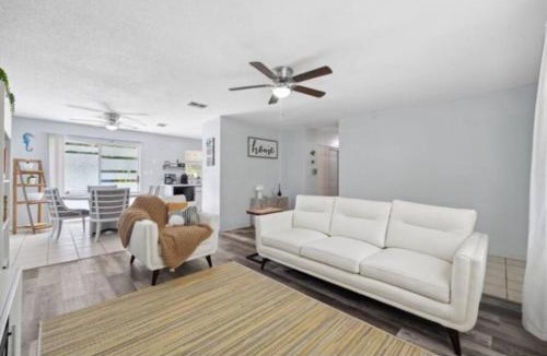 Crystal River House | Jacuzzi, Pool Table, Fire Pit, Ping Pong, close to downtown, 3 minutes to Kings Bay