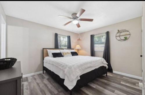 Crystal River House | Jacuzzi, Pool Table, Fire Pit, Ping Pong, close to downtown, 3 minutes to Kings Bay