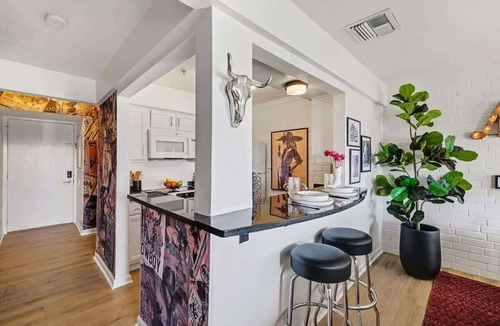 North Capitol House | Jolene’s Hideout-Communal Pool-Mins to Broadway