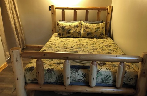 Lejunior Cabin | Judy's Place - 1BR, 1 Bath w/Q, K, and Twin bed. Full kitchen.