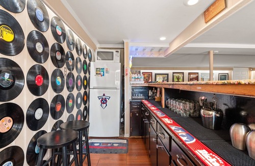 Nashville House | Karaoke Lounge · 4BR Sleeps 9 · Dog-Friendly