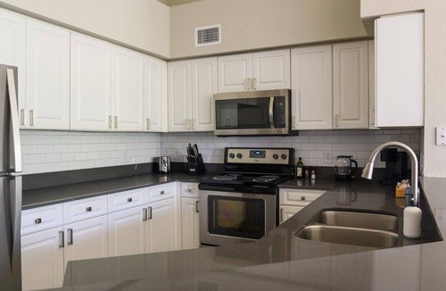 Wellington Apartment | Kasa | Bright & Airy 2BD + Free Parking | Wellington