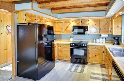 Murray Cottage | Kentucky Lake Access! Family Log Cabin w/Deck