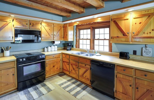 Murray Cottage | Kentucky Lake Access! Family Log Cabin w/Deck