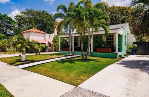 Sunshine Park House | Key Lime Cottage - Bask Poolside in a Historic Flamingo Park Gem