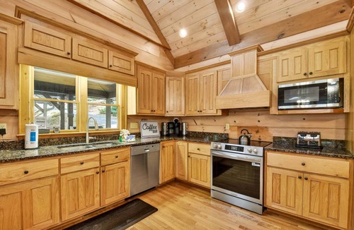 Cherry Log Cabin | Kick Aska Lodge・Hot Tub・Firepit・Game Room・Secluded