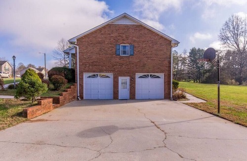 Winston - Salem House | King BD-Smart TVs, Outside City