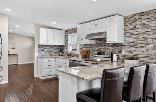 Horse Shoe House | King-Bed & Large Kitchen Retreat Near Ecusta Trail