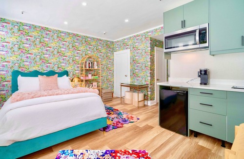Palm Beach - West Palm Beach Hotel | King Bed Mermaid Suite , free parking, heart of Palm Beach