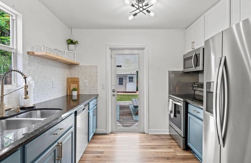 Parker Ridge Cottage | KING Bed & Mini Golf, Pet Friendly! Cowboy Pool Close to Beach Airport & Zoo BBQ