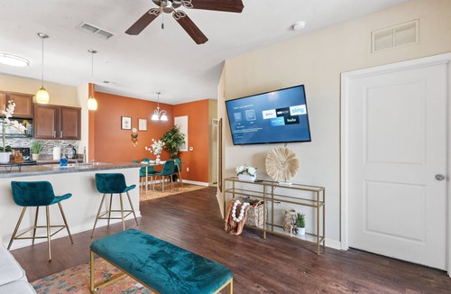 Southpoint Apartment | King Bed/Pool +FREE PARKING/Pool/Gym/Fast Wi-Fi