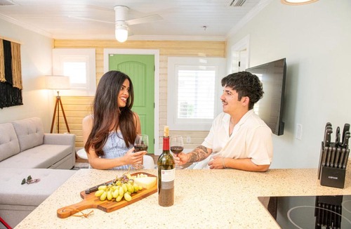 Madeira Beach Hotel | King Bed-Step to Madeira Beach-Heated Pool-Private