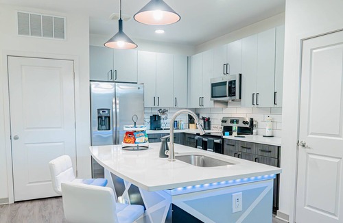 Summerhill Apartment | King Bed Suite w/ Pool 7+ amenities