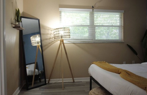 Arlington Park Apartment | King Bed Walk to SMH Hospital
