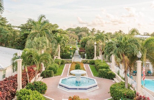 Palm Beach Shores Apartment | King Beds, Walk to Restaurants, Beach, Gym! Spacious, updated condo!