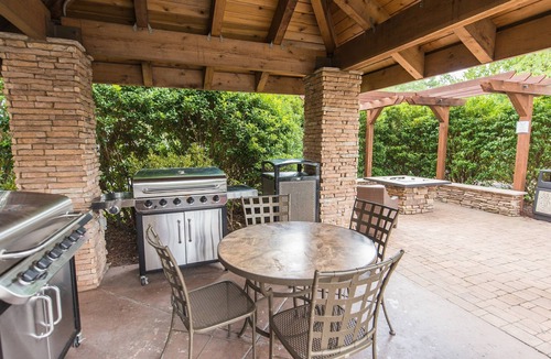 Wilmington Apartment | King Studio | Free Breakfast. Pool.Business Center