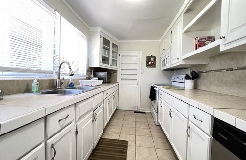 Tallahassee House | King Suite, 1 Gig Wi-Fi, 3 BEDROOM 3 BATH, Game Room, Office, 1 mile to FSU/FAMU