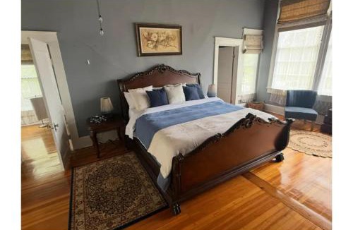 Anderson House | King Suite in Historic District, Downtown Stay