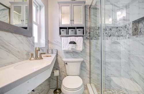Bay Esplanade Condo | King Suite with bath