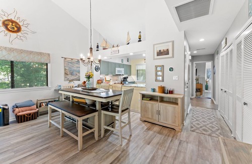 Arcadian Shores Villa | Kingston Richmond Pk 20i 2nd floor w/King Bed