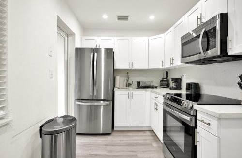 West Little River House | Koze 2 Bedroom Duplex Home with King & Queen Beds, Near Everything Trendy