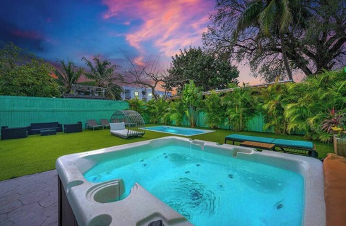 Allapattah House | La Casa Flora | Private | Pool+Hot tub | Sleeps 18