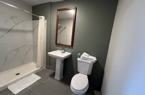Quincy Hotel | La Familia Stay Inn