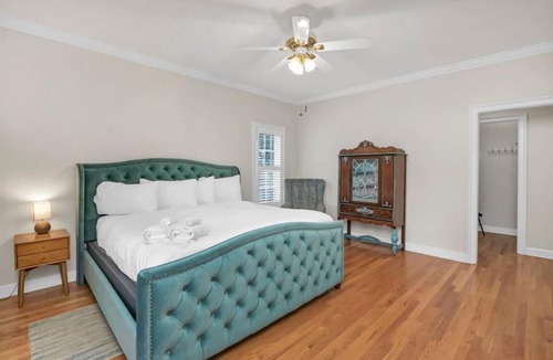 Leesville House | La La Lakehouse Sleeps 6