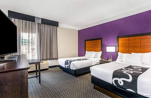 Airport North Hotel | La Quinta Inn & Suites by Wyndham Orlando Airport North