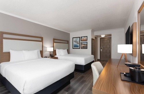 Survey Creek Hotel | La Quinta Inn & Suites by Wyndham Ft Lauderdale Cypress Cr