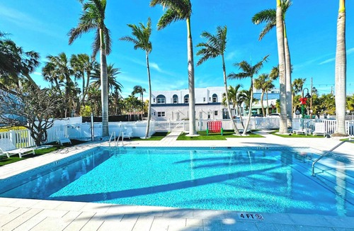 Pass-a-Grille Historic District Apartment | La Tortuga Historic Downtown Pass A Grille St Pete Beach 1 thru 9