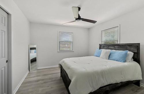 Winchester House | Lake Home, Dock, Fire Pit, Hot Tub, Game Room, Etc
