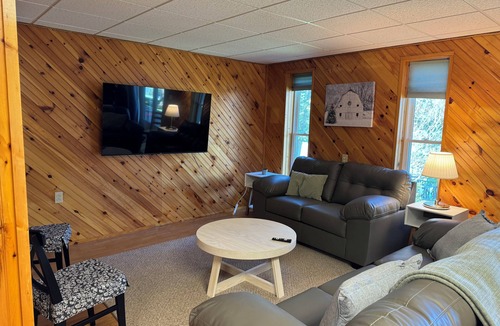 Piney Flats House | Lake House Getaway! 4-bedroom house on Boone Lake near JC with AC, WiFi, Dock