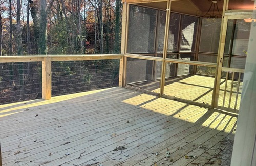 Gainesville House | Lake Lanier Cozy 3BR Retreat, Screened-In Deck + Dock Access - Sleeps 6