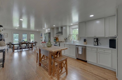 Gainesville House | Lake Lanier Farmhouse near Olympic Rowing Venue