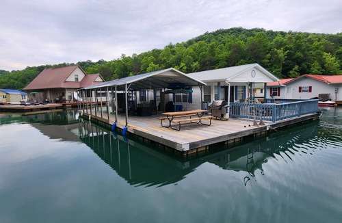 Big Creek Boat Rental | Lake Mode: 3-bedroom Floating House at Whitman Hollow w/covered boat slip