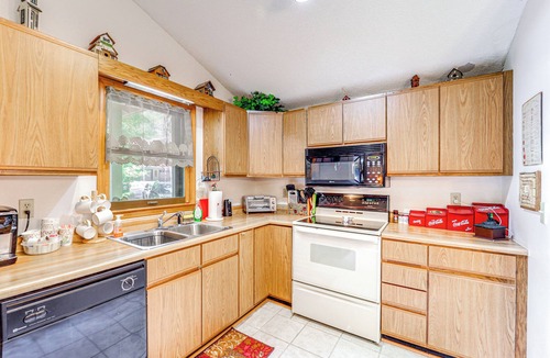 Newland Cabin | Lake & Pool Access! Outdoorsy Getaway in Newland