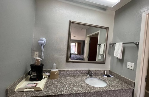 Sneads Hotel | Lake Seminole Inn By Belvilla Marianna Hwy 90